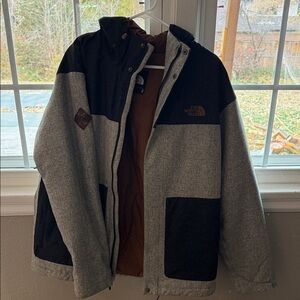 The North Face Men's Black and Gray Puffer Jacket